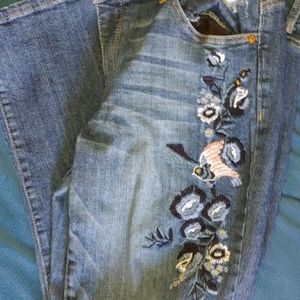 Embroidered pattern boyfriend jeans.